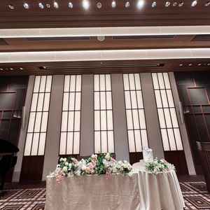 地下の披露宴会場は窓がありませんが、そのぶん天井が高く作られていました。