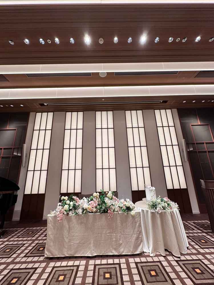 地下の披露宴会場は窓がありませんが、そのぶん天井が高く作られていました。