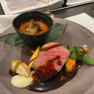 お料理が全てとても美味しかったです。デザートはとても美しく、豪華な印象でした。