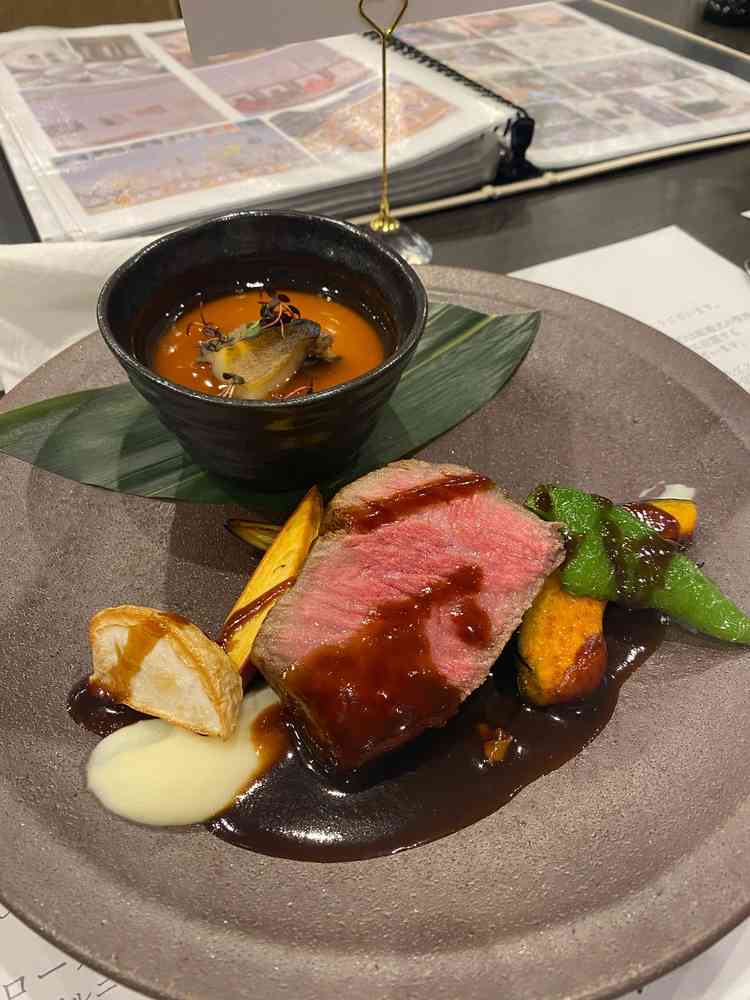 お料理が全てとても美味しかったです。デザートはとても美しく、豪華な印象でした。