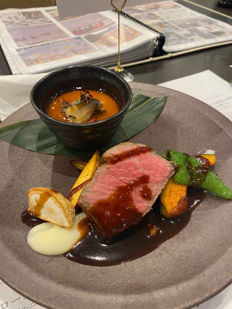 お料理が全てとても美味しかったです。デザートはとても美しく、豪華な印象でした。