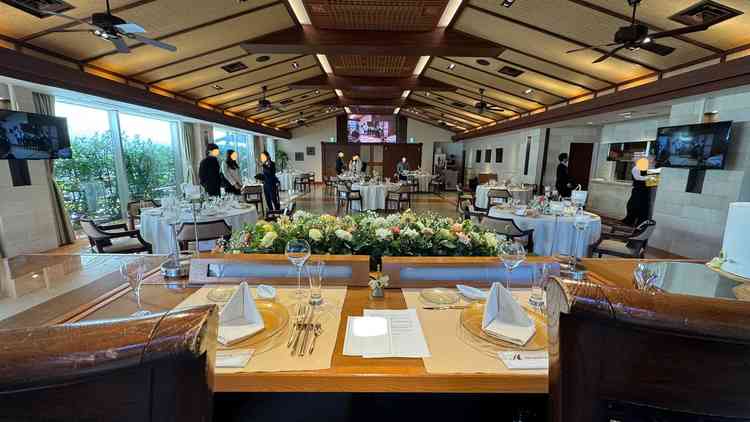 2階の披露宴式場の新郎新婦席から見た様子