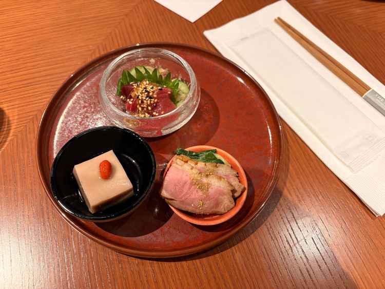 頂いた料理①。甲殻類アレルギーだったので、蟹をクルミ豆腐にして頂きました。