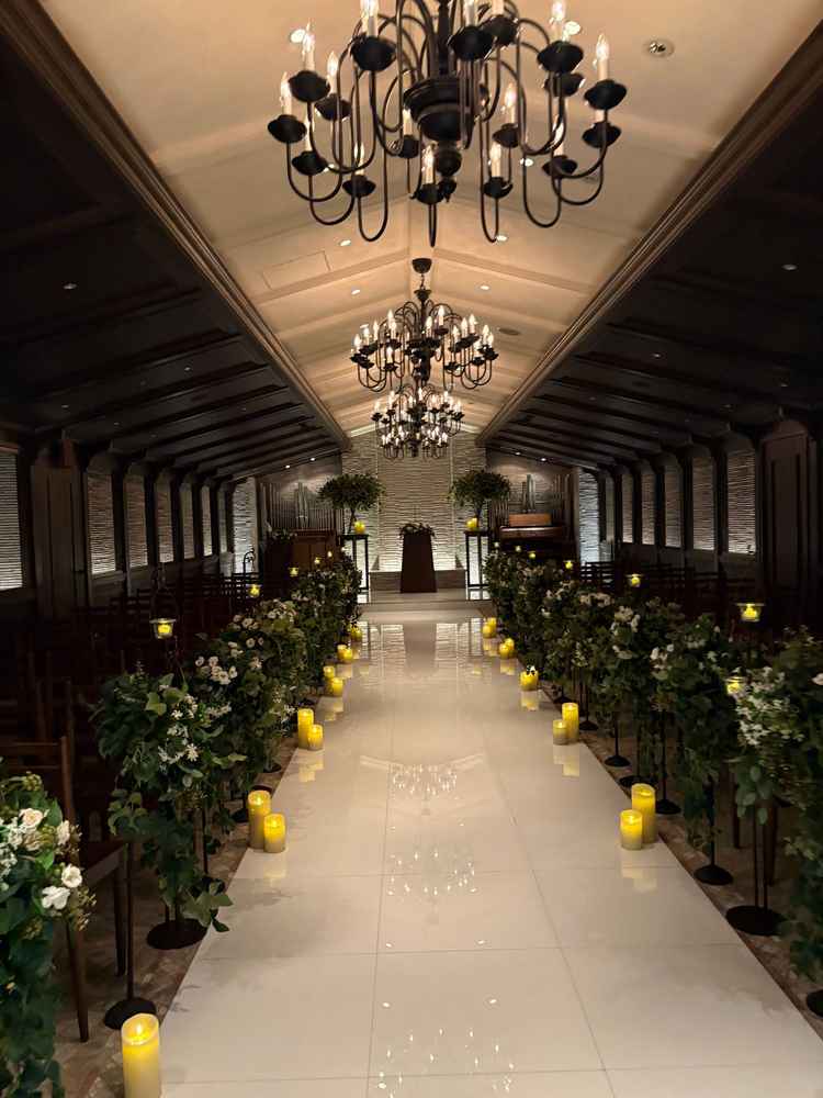 奥の滝が特徴で、でも目立ちすぎないデザインで素敵でした。天井が低く、写真映えもしそうでした。