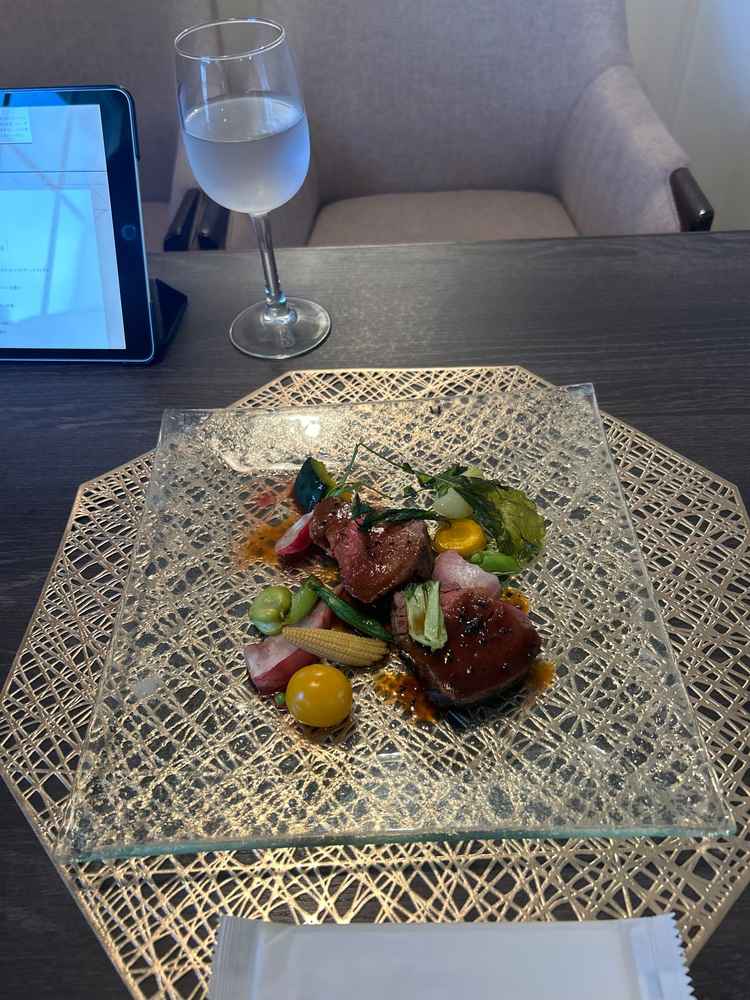 牛フィレのメイン料理を提供いただいた。ソースのトリュフ味は控えめだったが、肉が柔らかく満足できた。