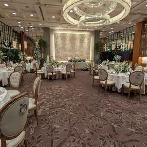 チャペルの横の披露宴会場です。壁の装飾もこだわりがあり華やかでした。