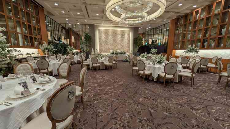 チャペルの横の披露宴会場です。壁の装飾もこだわりがあり華やかでした。