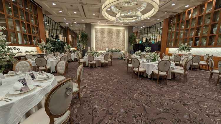 チャペルの横の披露宴会場です。壁の装飾もこだわりがあり華やかでした。