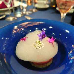 コース料理、お花の飾りがのっていてかわいい印象でした。