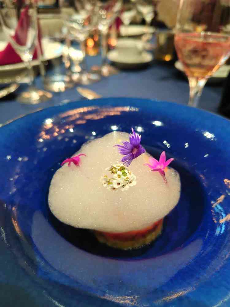 コース料理、お花の飾りがのっていてかわいい印象でした。