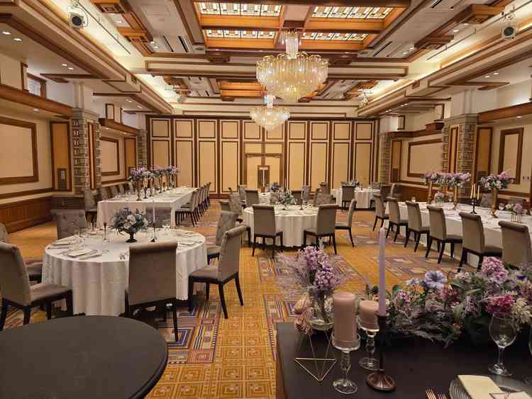 披露宴会場の1つは70名ほど入る披露宴会場で高砂からの景色は後ろまでよく見えます。天井も高いです。