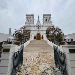 大きなお城のようなチャペル。シンメトリーでかなり雰囲気が良い。