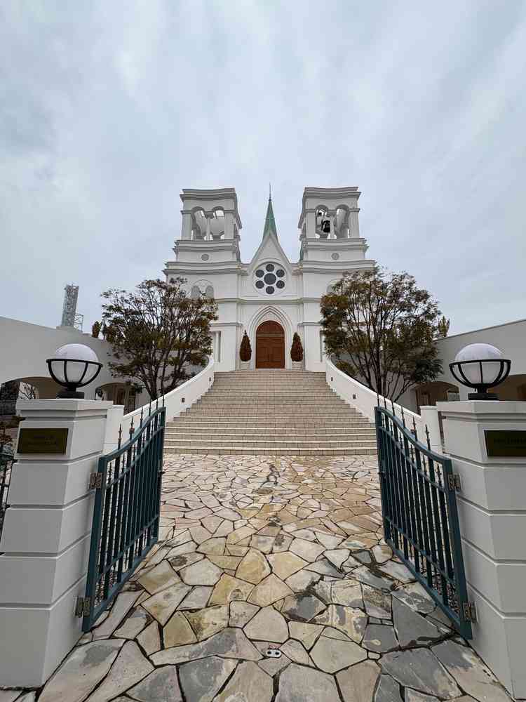 大きなお城のようなチャペル。シンメトリーでかなり雰囲気が良い。