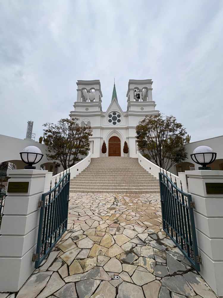 大きなお城のようなチャペル。シンメトリーでかなり雰囲気が良い。