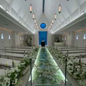 チャペルは真っ白で、透明なバージンロードの下にお花が敷き詰められていて、とても可愛らしかったです