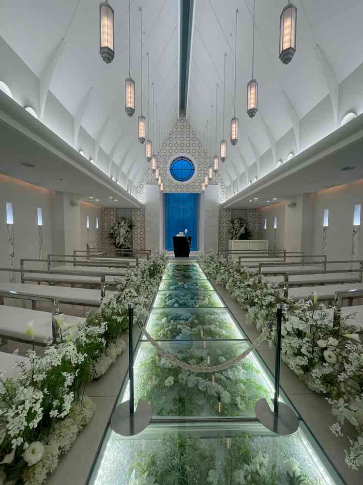 チャペルは真っ白で、透明なバージンロードの下にお花が敷き詰められていて、とても可愛らしかったです