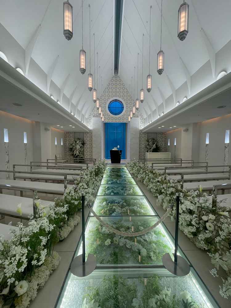 チャペルは真っ白で、透明なバージンロードの下にお花が敷き詰められていて、とても可愛らしかったです