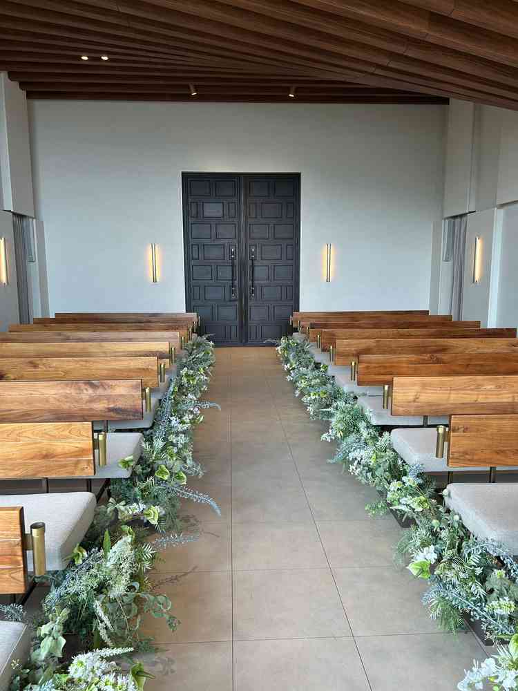 チャペルで天井の雰囲気も見えるみなとみらいの景色も良かった。