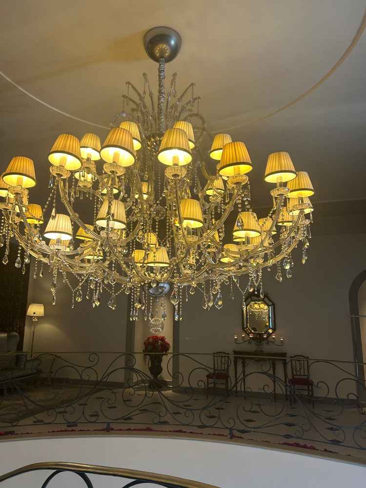 もう一軒気になっていたピエトラセレーナも見学させていただきました。シャンデリアが素敵でした。