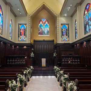 本格的なステンドグラスが印象的なチャペル。木の質感と光の色合いが美しく、心に残る空間でした。