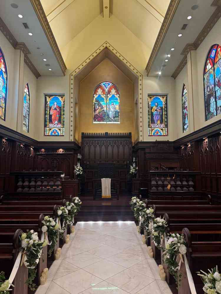 本格的なステンドグラスが印象的なチャペル。木の質感と光の色合いが美しく、心に残る空間でした。