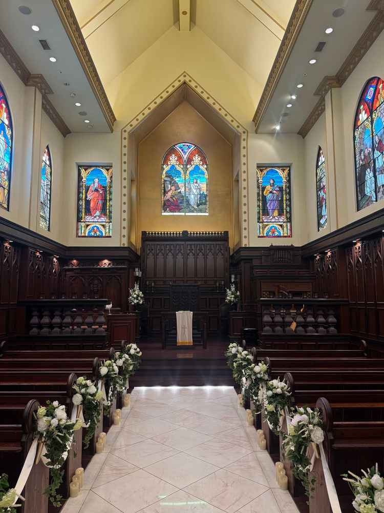 本格的なステンドグラスが印象的なチャペル。木の質感と光の色合いが美しく、心に残る空間でした。