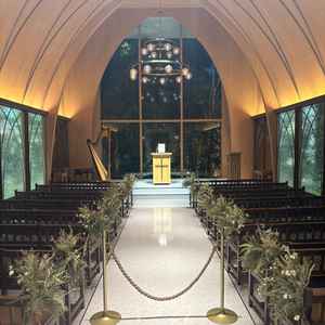 チャペルです。こだわりが凄くて、照明や外の明るさを上手に使ってました。天候に左右されいいと思います。