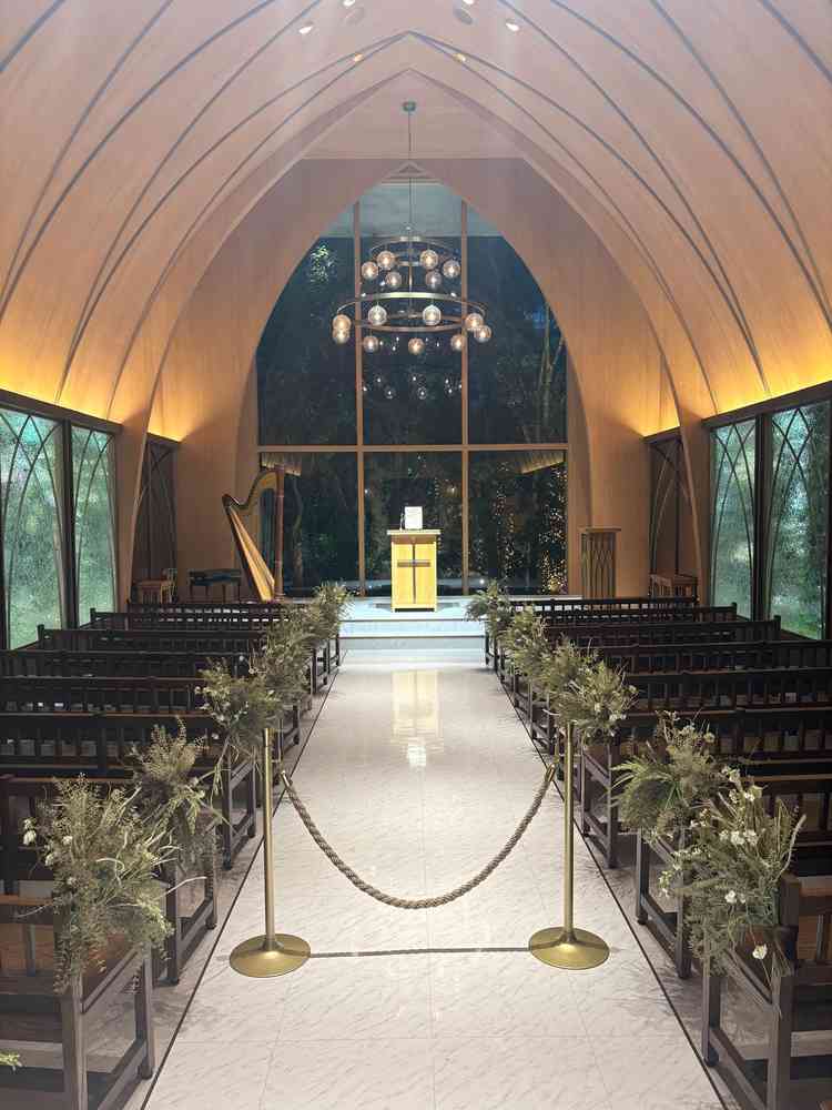 チャペルです。こだわりが凄くて、照明や外の明るさを上手に使ってました。天候に左右されいいと思います。