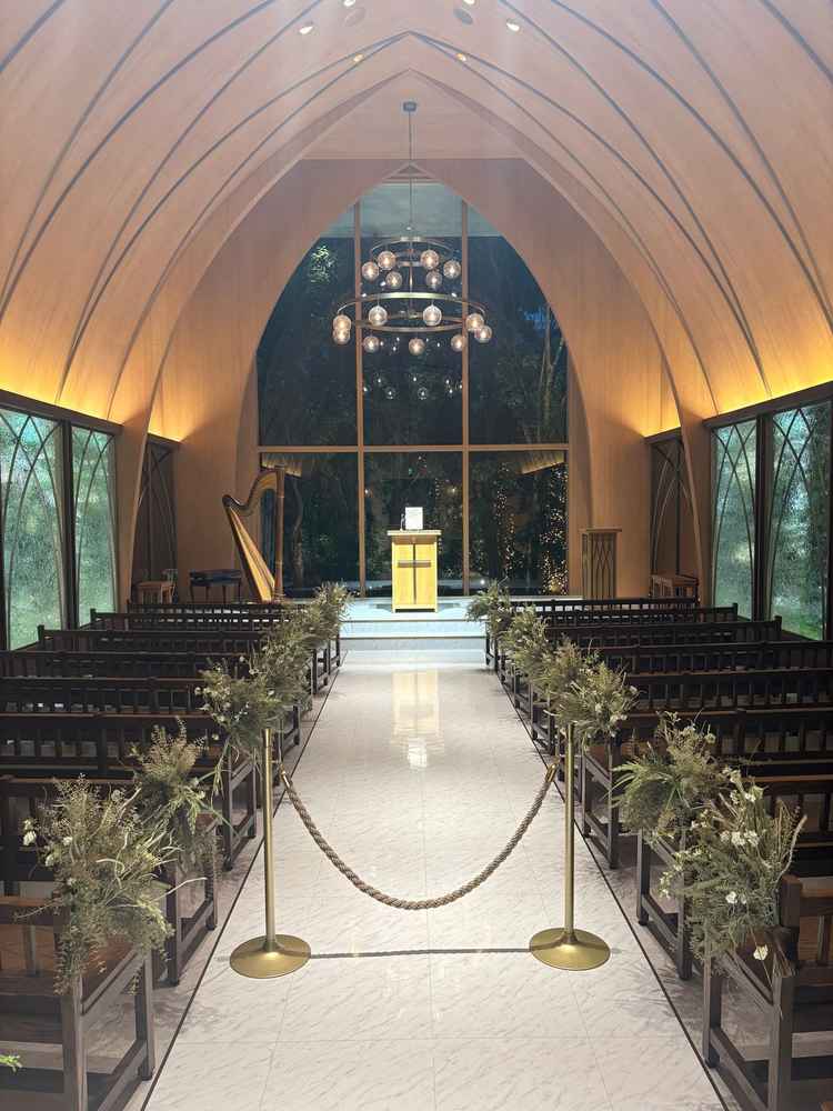 チャペルです。こだわりが凄くて、照明や外の明るさを上手に使ってました。天候に左右されいいと思います。