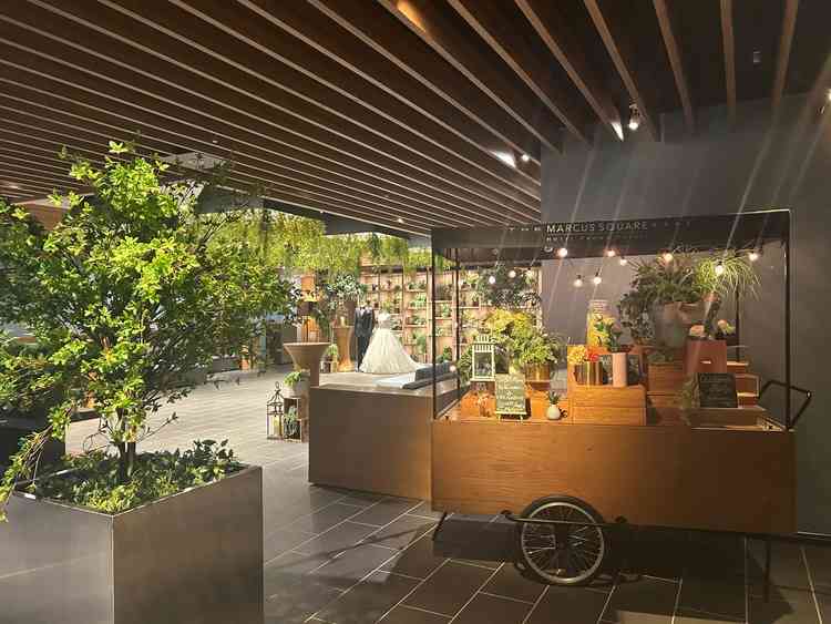 挙式後の歓談スペースの写真。緑が多く、ホテルの中だということを忘れる素敵な空間でした。