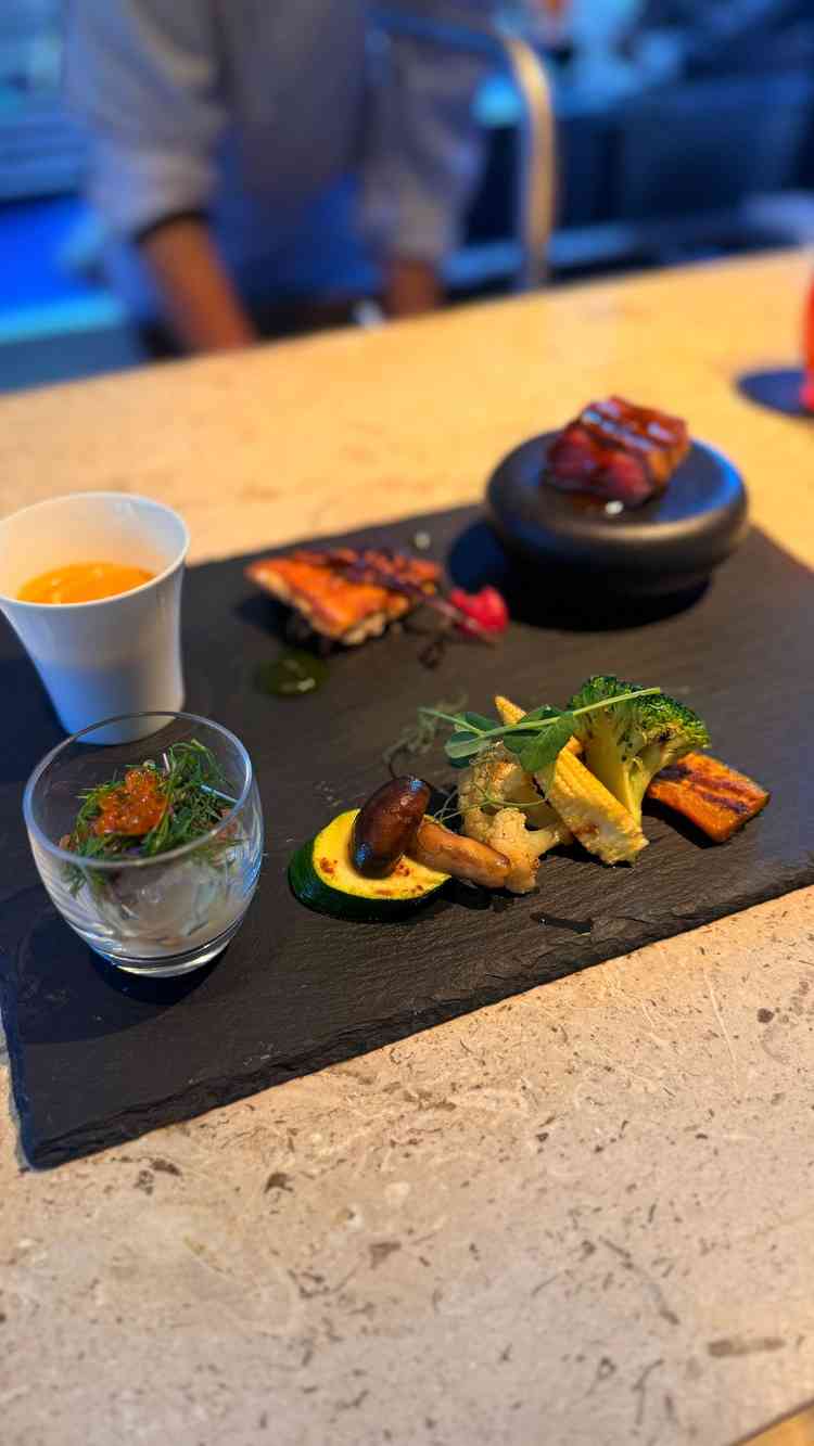 試食会の食事。前菜がとてもおいしかった。お魚とお肉はグレードをあげるとよくなりそう。