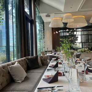 披露宴会場のゲストテーブル。長机、ソファー席も用意があり、人数によって調整ができる。