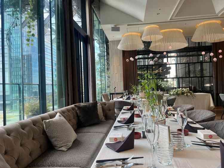 披露宴会場のゲストテーブル。長机、ソファー席も用意があり、人数によって調整ができる。