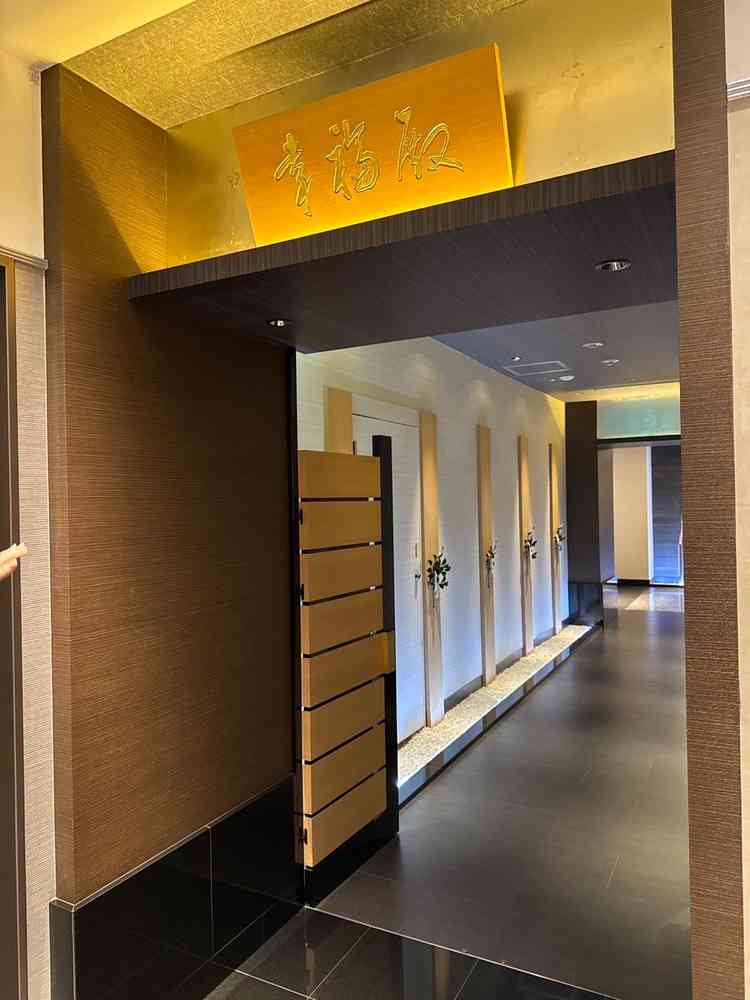 挙式会場までに廊下を設けてあったため、洋風のフロアから雰囲気がガラリと変わりました。