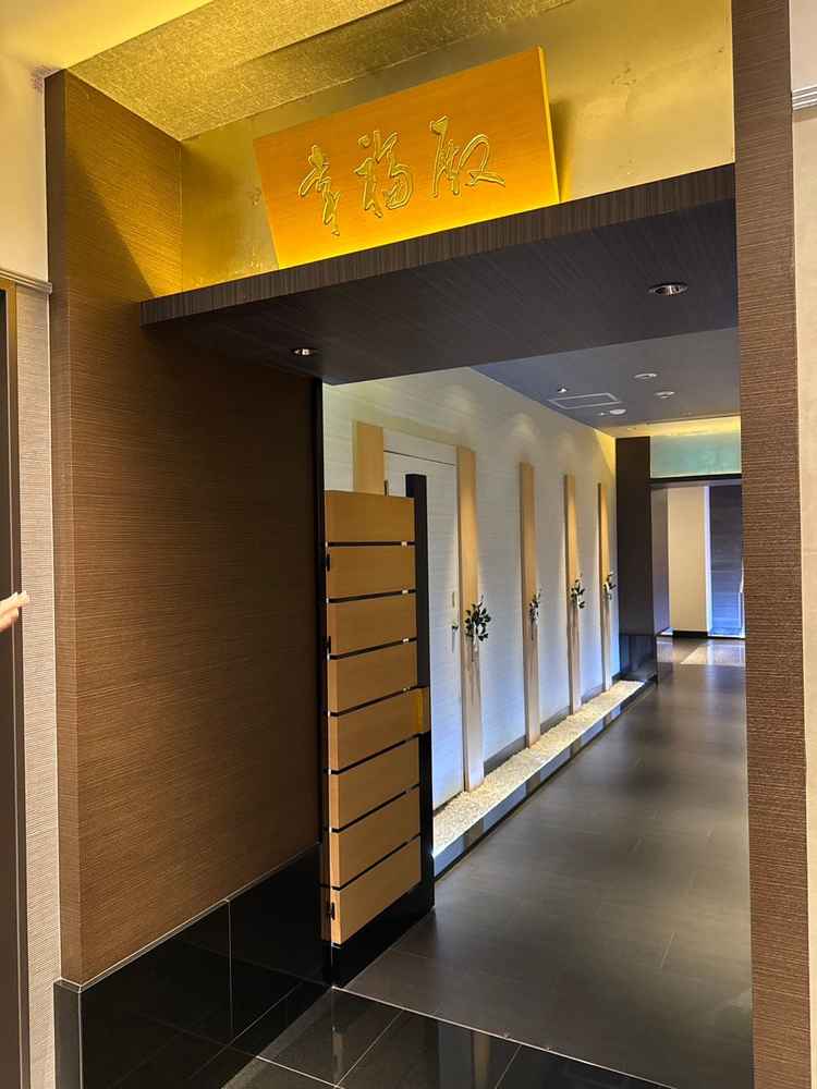 挙式会場までに廊下を設けてあったため、洋風のフロアから雰囲気がガラリと変わりました。