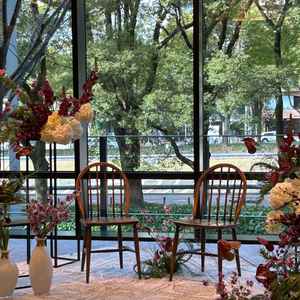 披露宴会場の新郎新婦の座る場所は、外の緑が映えていて写真を撮った時に素敵に映りそうだと思いました。