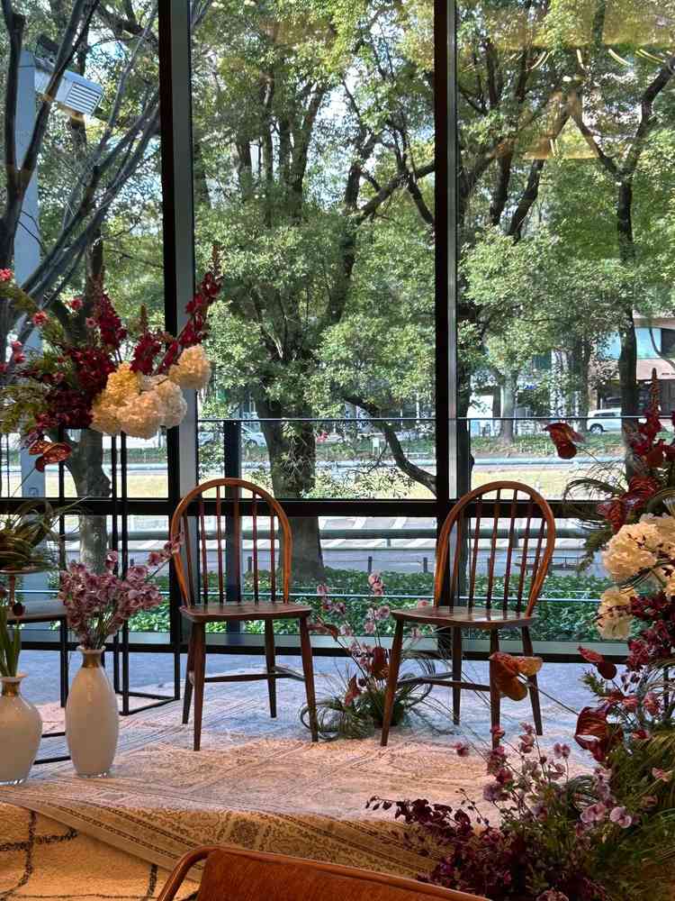 披露宴会場の新郎新婦の座る場所は、外の緑が映えていて写真を撮った時に素敵に映りそうだと思いました。