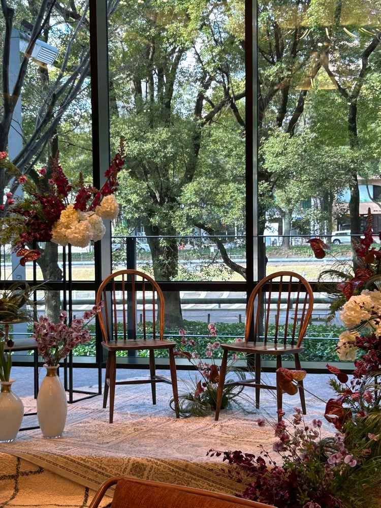 披露宴会場の新郎新婦の座る場所は、外の緑が映えていて写真を撮った時に素敵に映りそうだと思いました。