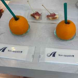 挙式と披露宴の間の時間にゲストと会える。その際に軽食がでるが、試食させていただいた