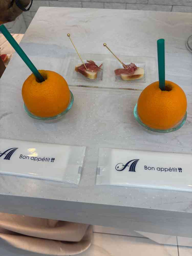 挙式と披露宴の間の時間にゲストと会える。その際に軽食がでるが、試食させていただいた