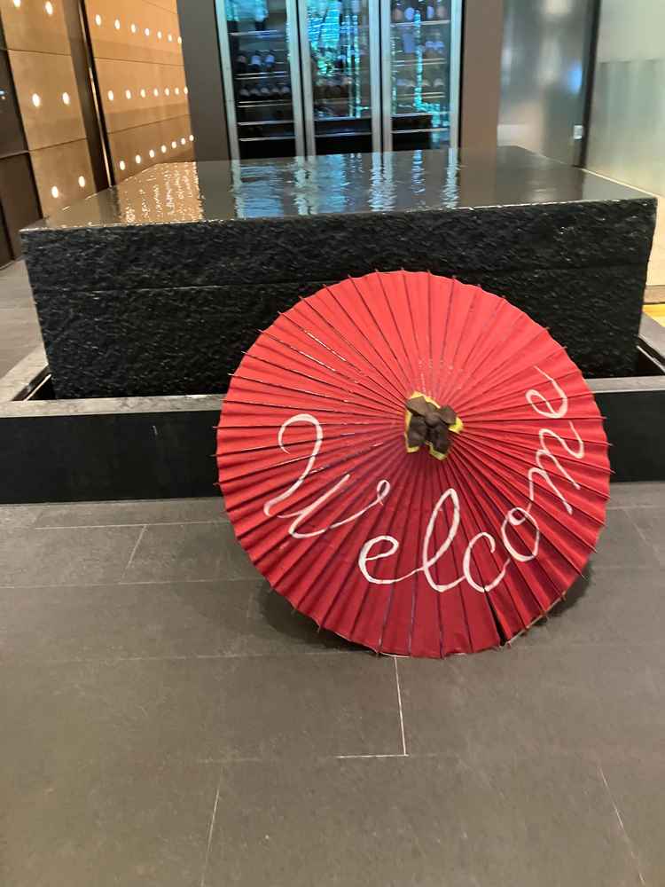 エントランスには水のモニュメントがありました。ウェルカムスペースでアレンジもできるようです。