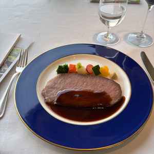 ローストビーフはソースもマッチしてとてもおいしかったです。赤ワインも提供してくださり、美味しくいただ