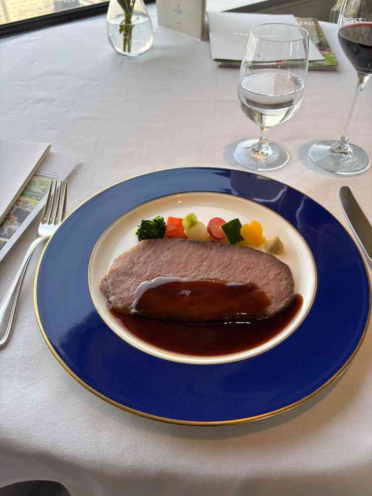 ローストビーフはソースもマッチしてとてもおいしかったです。赤ワインも提供してくださり、美味しくいただ