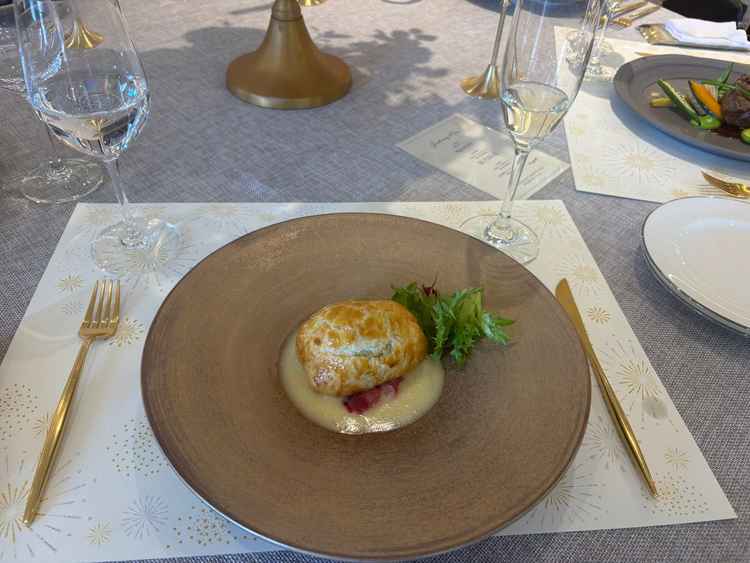 メインをパイ包とお肉両方頂けたのはとてもよかったです