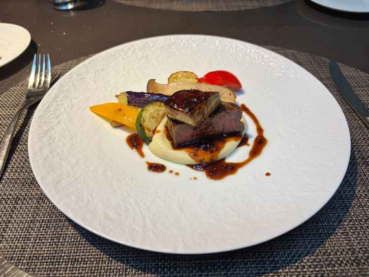 料理。牛肉とフォアグラ。お肉が柔らかくて美味しかった。