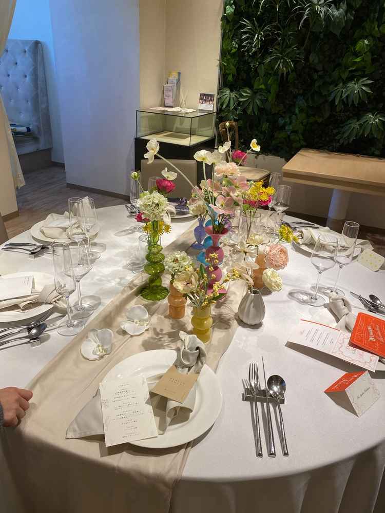 ウェディングサロンのテーブル。花瓶が素敵でした。