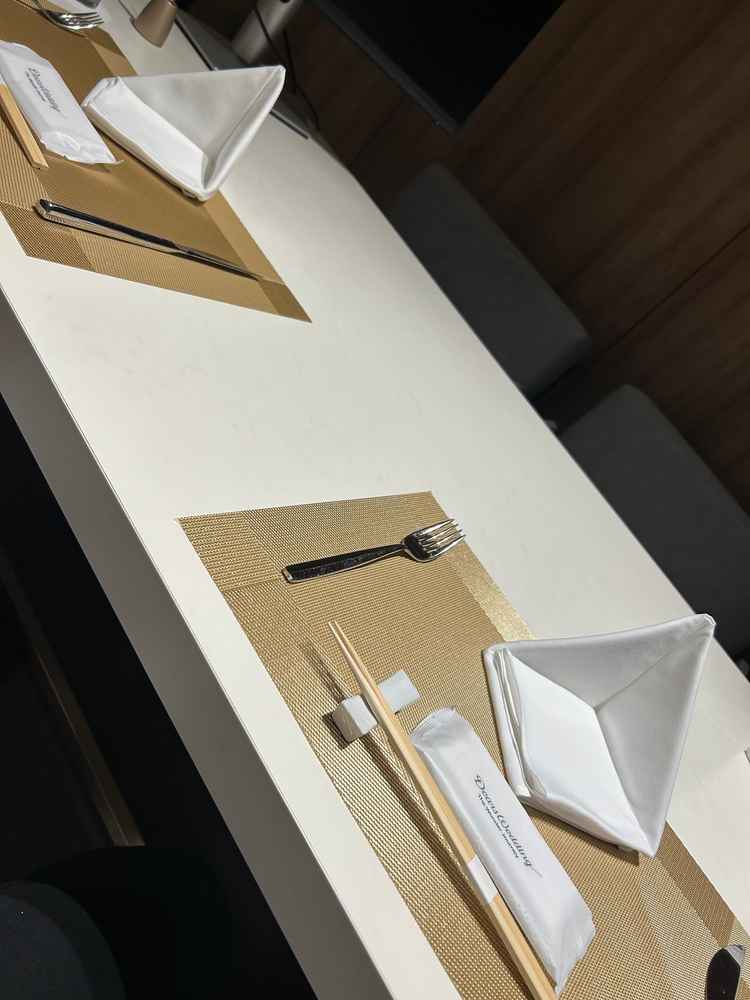 テーブルセッティングが綺麗にされておりこれから出てくる料理への期待感が膨らんだ