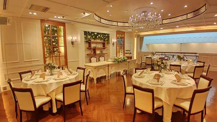 披露宴会場です。奥の手すりの向こうはチャペルにつながっていて、よく考えられた造りになっていました。