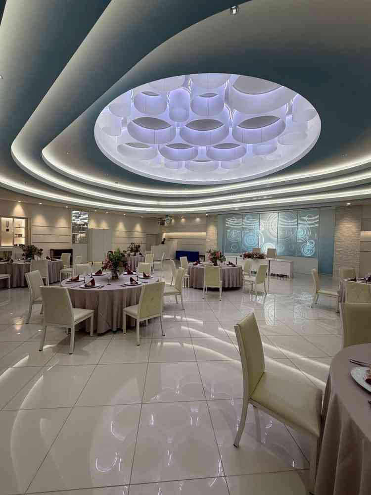 披露宴会場。とても明るく綺麗でイメージの湧いた空間。