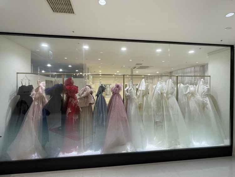 ドレスサロンです。有名なブランドの新作まで入ってました。